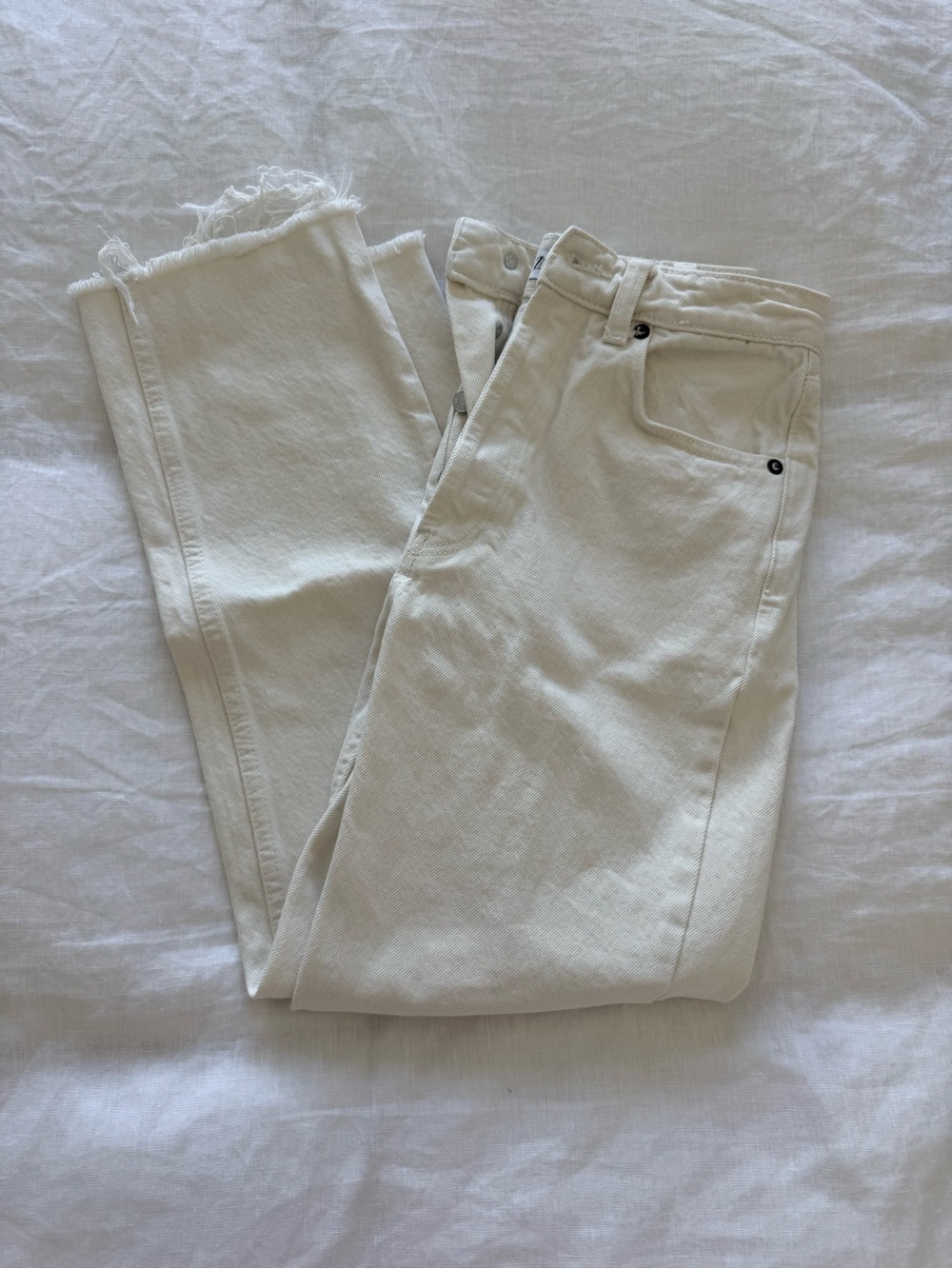 Zara Off-White Cropped Straight Jeans with Frayed Hem